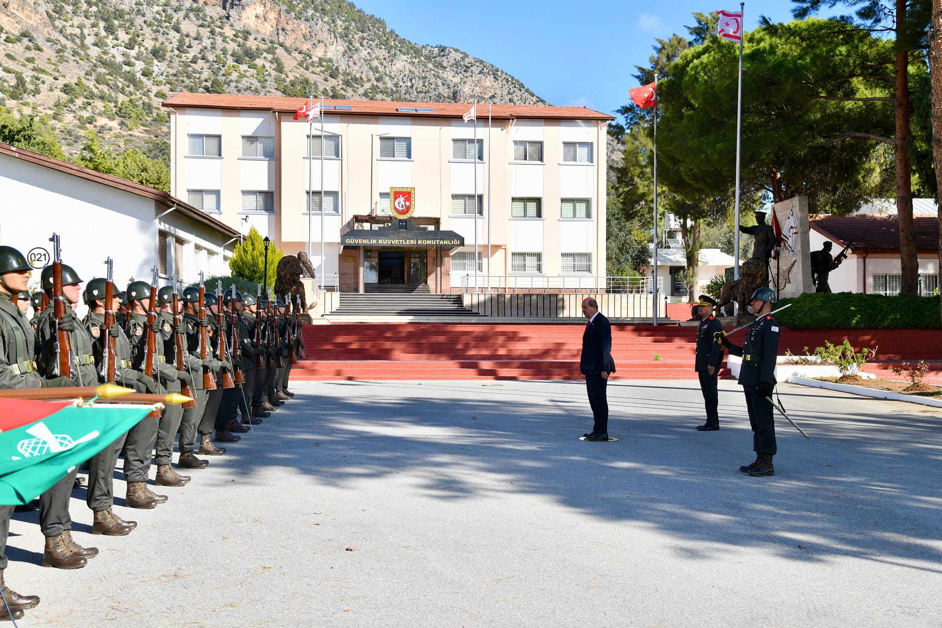 Cumhurbaşkanı Ersin Tatar'dan Güvenlik Kuvvetleri Komutanlığı'na Ziyaret